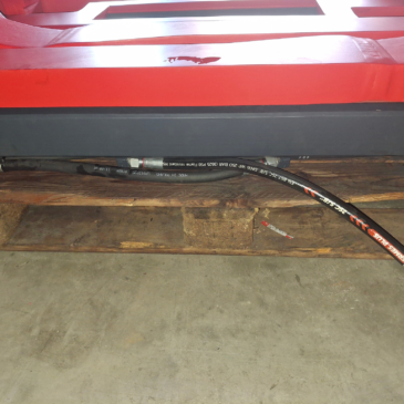 Zakuwanie węży hydraulicznych do wózków widłowych