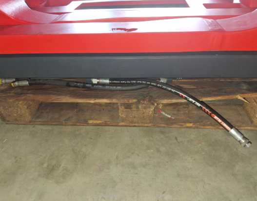 Zakuwanie węży hydraulicznych do wózków widłowych